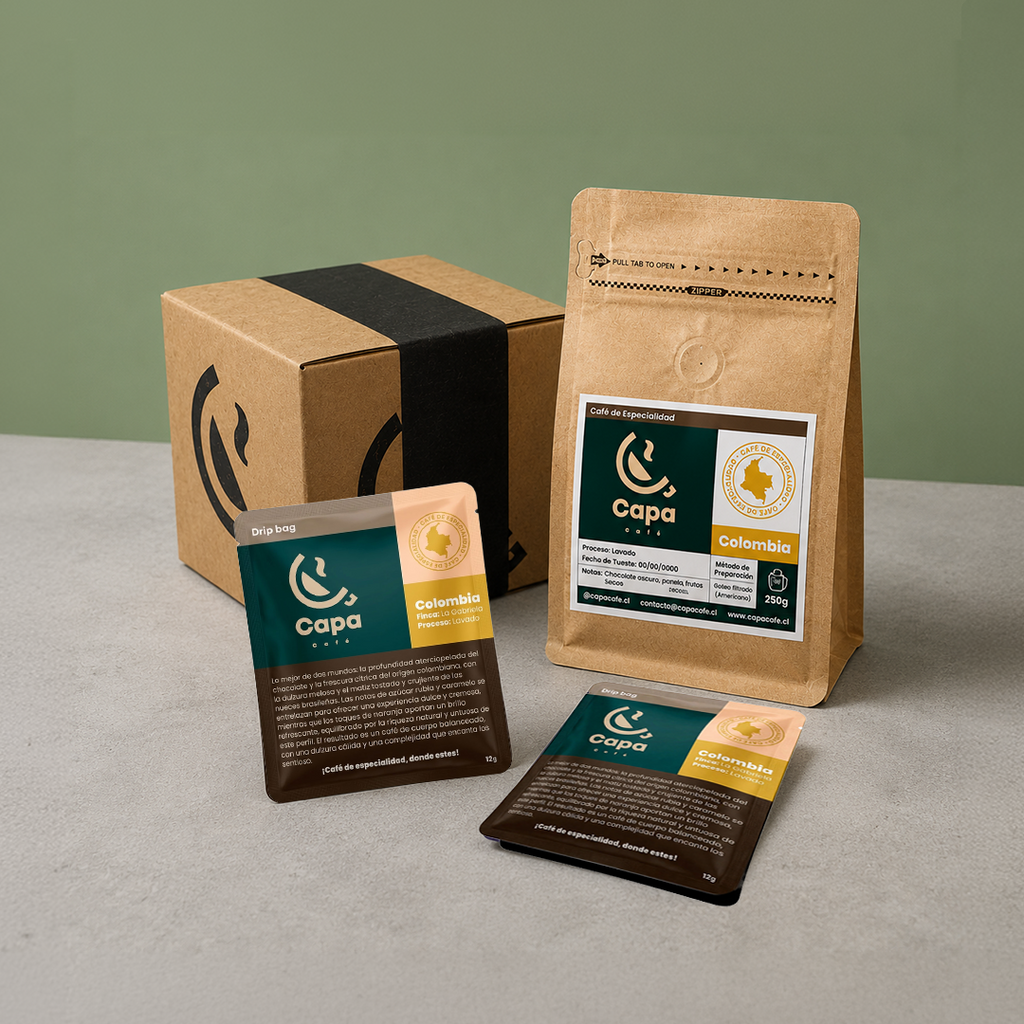 Bolsa y caja de café Capa Café sobre fondo verde oliva, estilo minimalista