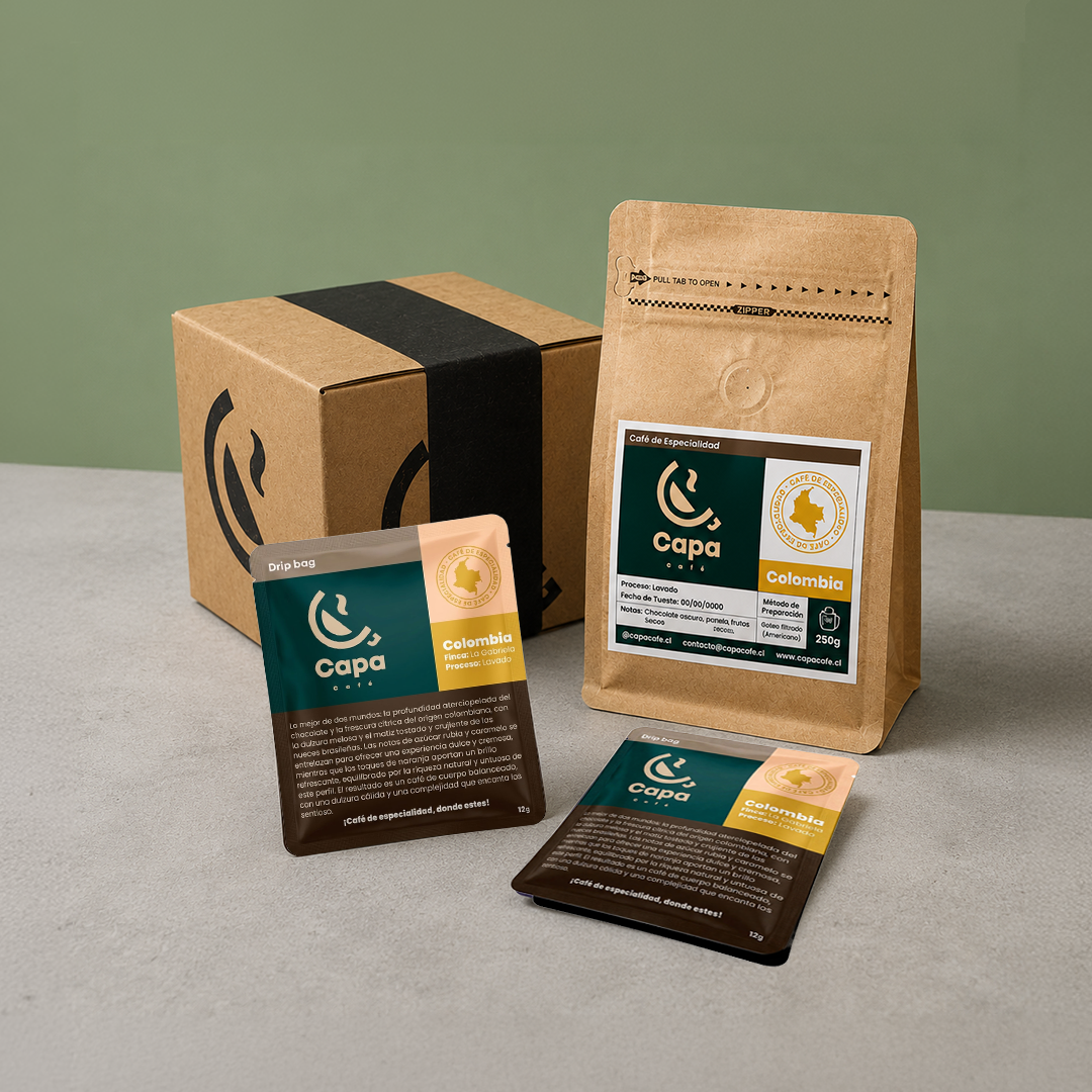Bolsa y caja de café Capa Café sobre fondo verde oliva, estilo minimalista