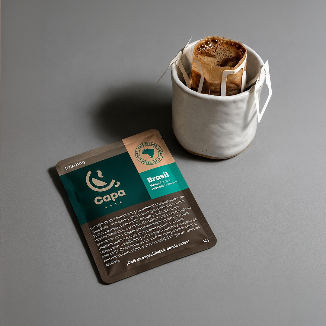 Drip bag de café Capa Café servido en taza blanca sobre fondo gris oscuro