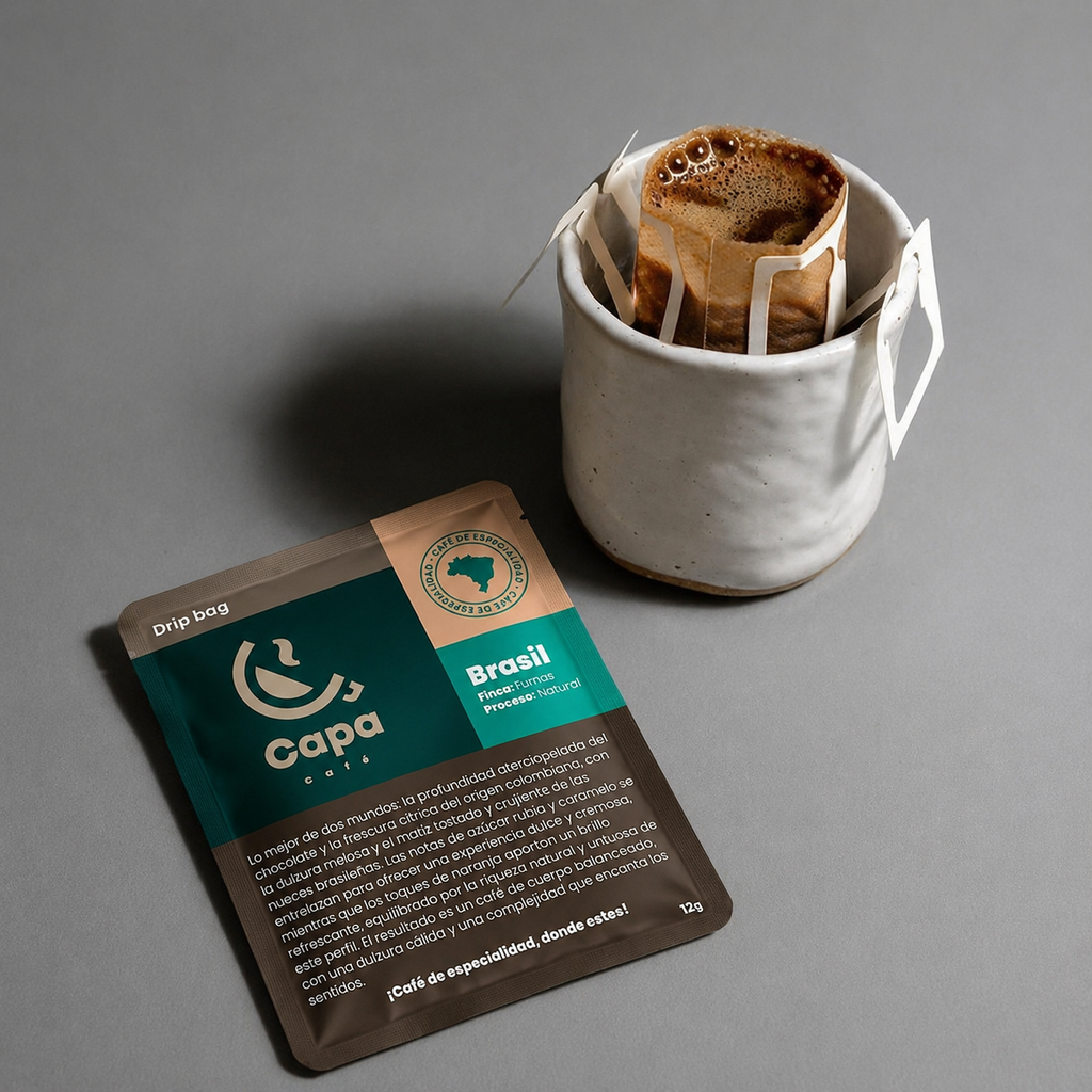 Taza de café servida preparada con drip bag de origen de Capa Café
